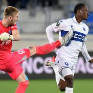 Jan Koutný odkopává míč před Traorém.