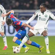 Renato Sanches odzbrojuje Denise Višínského.