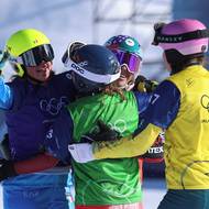 Společná radost po finále. Domácí Michela Moioliová (vlevo) má bronz, uprostřed je Eva Adamczyková a přibíhá vítězka Josie Baffová. Přidala se i čtvrtá Švýcarka Wiedmerová (v zeleném).