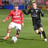 Pardubický záložník Michal Hlavatý kontroluje míč před jabloneckým útočníkem Janem Chramostou. 