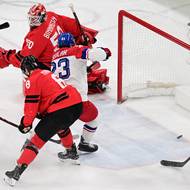 První gól Čechů z hokejky Lukáše Sedláka (s číslem 23).