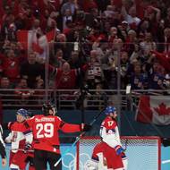 Nathan MacKinnon (vlevo) srovnal čtvrtfinále svým třetím gólem na turnaji.