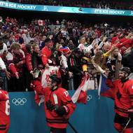 Kanaďané (zleva) Sanheim, Celebrini a Wilson zdraví fanoušky po vítězném čtvrtfinálovém utkání.