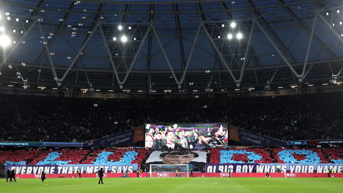 Fanoušci v Anglii věnovali zápas českému brankáři. Připravili obrovské choreo