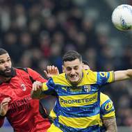 Záložník AC Milán Ruben Loftus-Cheek neměl šanci trefit míč. 