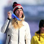 Trojnásobná olympijská medailistka Eva Adamczyková. V pozadí zlatá Josie Baffová.