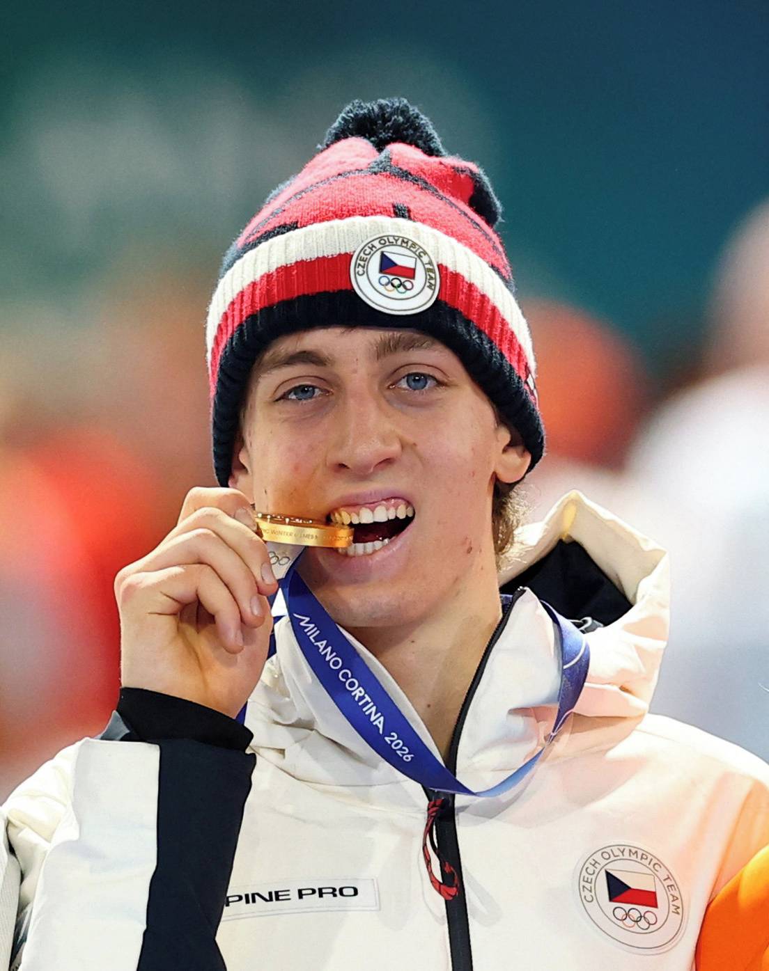 Metoděj Jílek se svou první zlatou medailí. 