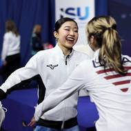 Ami Nakaiová se po zjištění, že má olympijský bronz vrhla do náruče vítězky Alisy Liuové