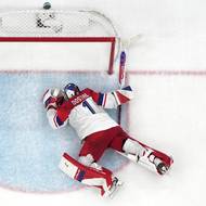 Lukáš Dostál se ke konci třetí třetiny ocitl v nepříjemné pozici, naštestí bez zranění.