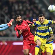 Krátce před střetem. Ruben Loftus-Cheek (v červeném dresu) se výhradně soustředí na letící míč. 