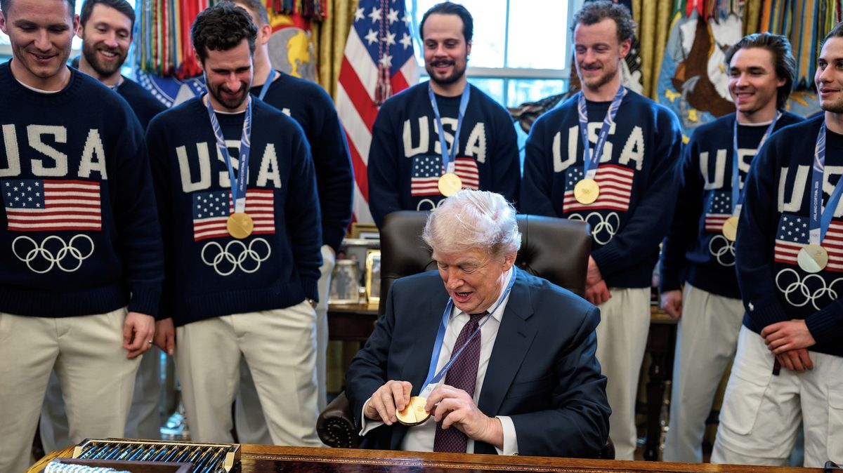 Američtí hokejisté půjčili Trumpovi medaili, hned si ji chtěl nechat