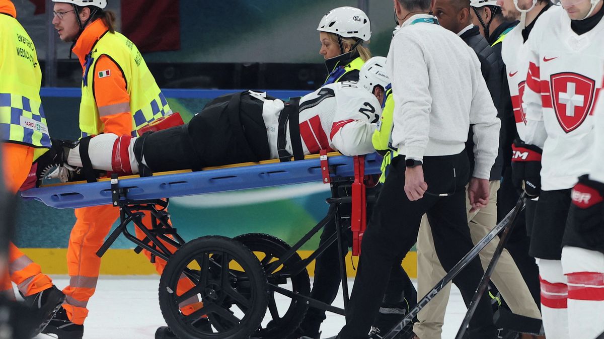 Moment, který vyděsil i soupeře. Fiala skončil na nosítkách, Kanaďané předvedli úžasné gesto fair play