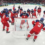 České kolečko okolo brankáře Dostála.