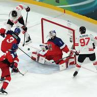 Nathan MacKinnon měl po McDavidově přihrávce snadnou práci.