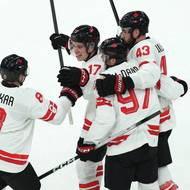 Kanaďané slaví gólovou teč teprve 19letého Macklina Celebriniho (s číslem 17).