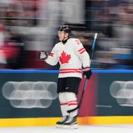 MacKinnon přijímá gratulace po gólu na 4:0.