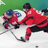 Martin Nečas při přihrávce vedle Mitche Marnera (v popředí) v pádu.