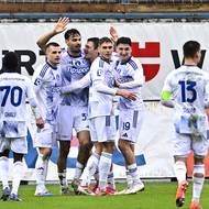 Fotbalisté Olomouce slaví gól do sítě Teplic.