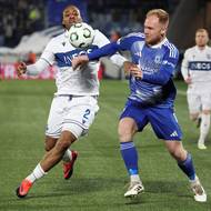 Jáchym Šíp se snaží projít přes Brandona Soppyho.