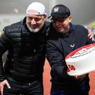 Trenér Slavie Jindřich Trpišovský a asistent Zdeněk Houštecký s dortem k 50. narozeninám hlavíno kouče sešívaných 