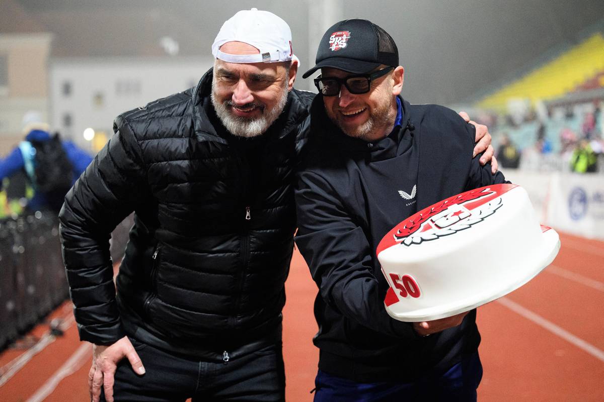Trenér Slavie Jindřich Trpišovský a asistent Zdeněk Houštecký s dortem k 50. narozeninám hlavíno kouče sešívaných 