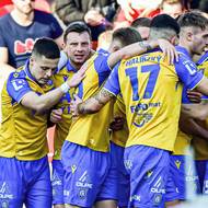 Fotbalisté Teplic slaví gól proti Pardubicím.