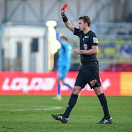  Jan Fortelný z Teplic dostává červenou kartu. 