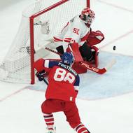 David Pastrňák před Jordanem Binningtonem. 