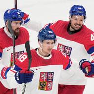 První přesilovku v zápase využil Martin Nečas (uprostřed).