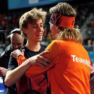 Střídání generací. 19letý Metoděj Jílek s o 21 let starším Nizozemcem Jorritem Bergsmou. 