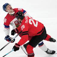 Souboj Nathana MacKinnona z Kanady s Martinem Nečasem.