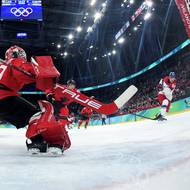 Střela Davida Kämpfa (vpravo).