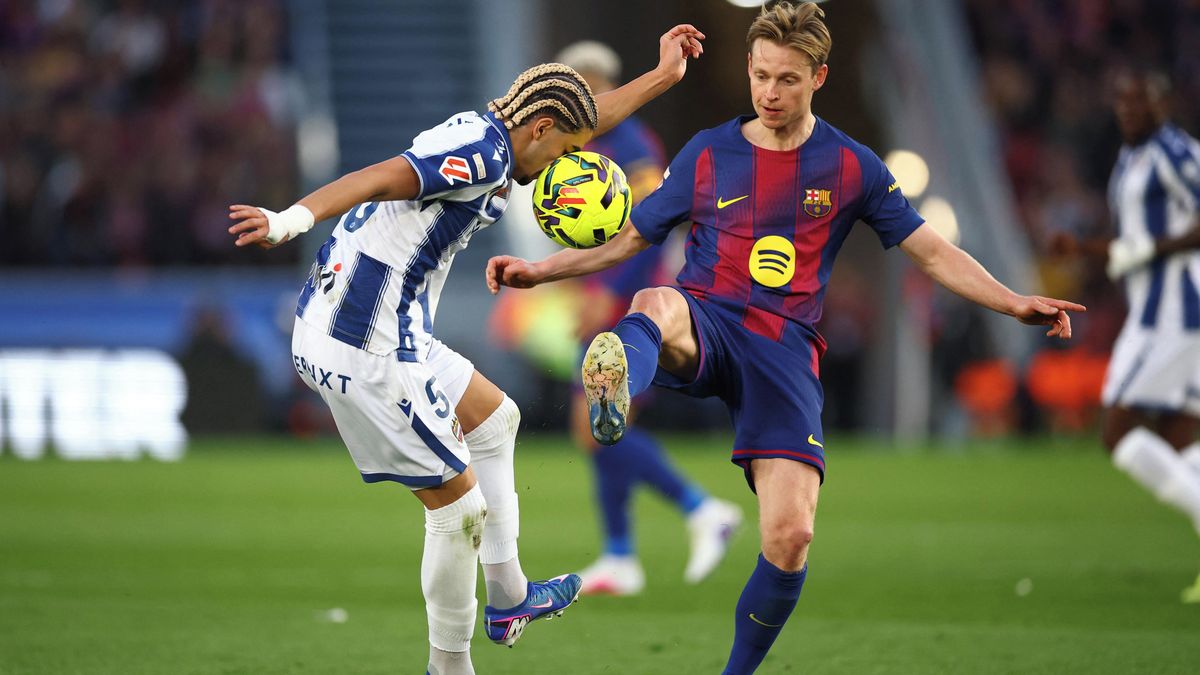 Barcelona přišla na šest týdnů o záložníka a kapitána De Jonga