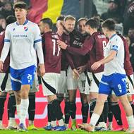 Fotbalisté Sparty se radují z branky Jaroslava Zeleného (uprostřed) v utkání s Baníkem Ostrava.