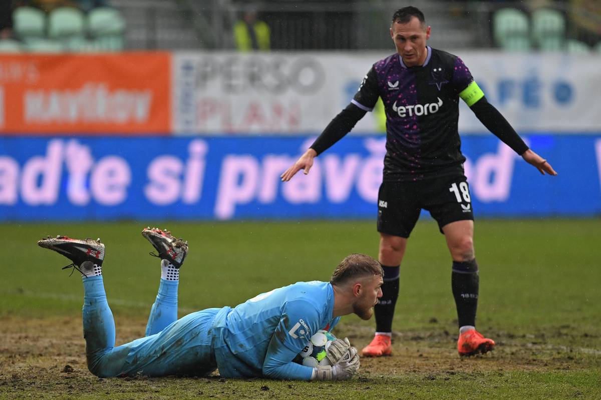 Kapitán Slavie Jan Bořil (vpravo) pozoruje svého kolegu Jindřicha Staňka.