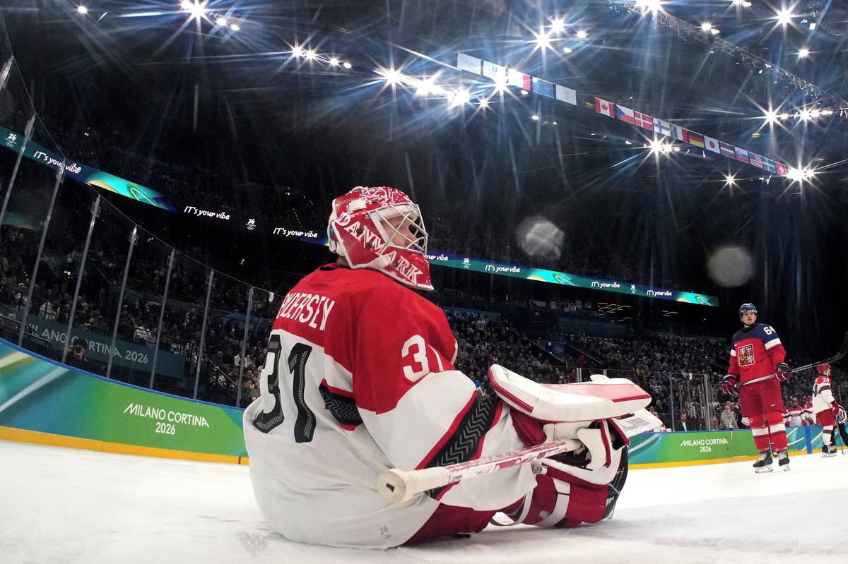 Překonaný dánský brankář Frederik Andersen.