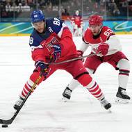 Patrick Russell se snaží ubránit Davida Pastrňáka.