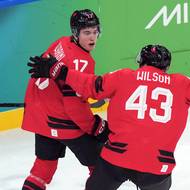 Oslavující Kanaďan Wilson (vpravo) se střelcem prvního kanadského gólu Celebrinim (vlevo).