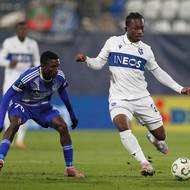 Sekou Fofana z Lausanne Sport s olomouckým Ahmadem Ghalim