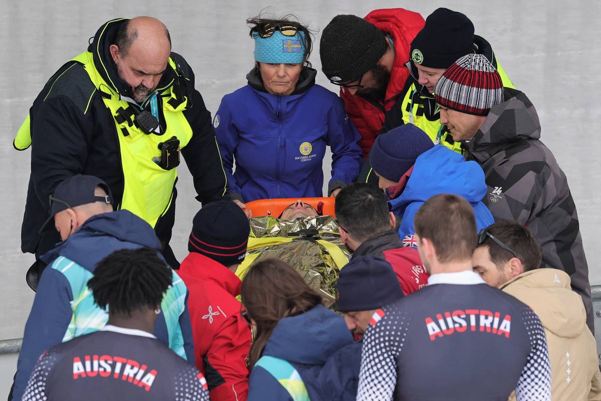 Jakob Mandlbauer z Rakouska byl po sobotní nehodě čtyřbobu odnášen na nosítkách.