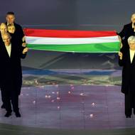 Italskou vlajku přinesli do arény zástupci všech hostitelských měst končících soutěží.