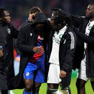 Prince Adu a Cheick Souaré z Viktorie Plzeň (s kapucí), který neproměnil penaltu v rozstřelu proti Panathinaikosu. Utěšovali ho i protiháči Renato Sanche a Andreas Tetteh.