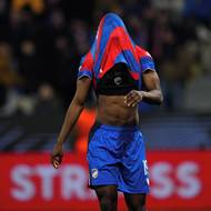 Zklamaný Cheick Souaré z Viktorie Plzeň poté, co neproměnil svůj pokus v penaltovém proti Panathinaikosu.