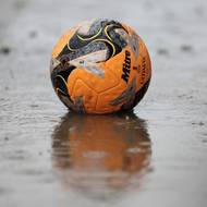 Hrací plocha byla v hrozném stavu, ale za hřiště to bylo ještě horší. 