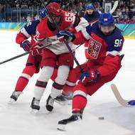 První dánský závar před Dostálovou brankou.