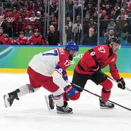 Souboj Connora McDavida (vpravo) s Filipem Hronkem (vlevo).