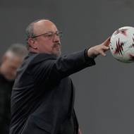 Slavný trenér Panathinaikosu Rafael Benítez při zápase s Plzni