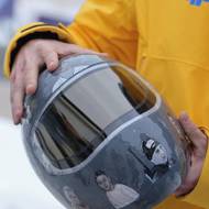 Vladyslav Hereskevyč opustil areál v Cortině i kontroverzní helmou.