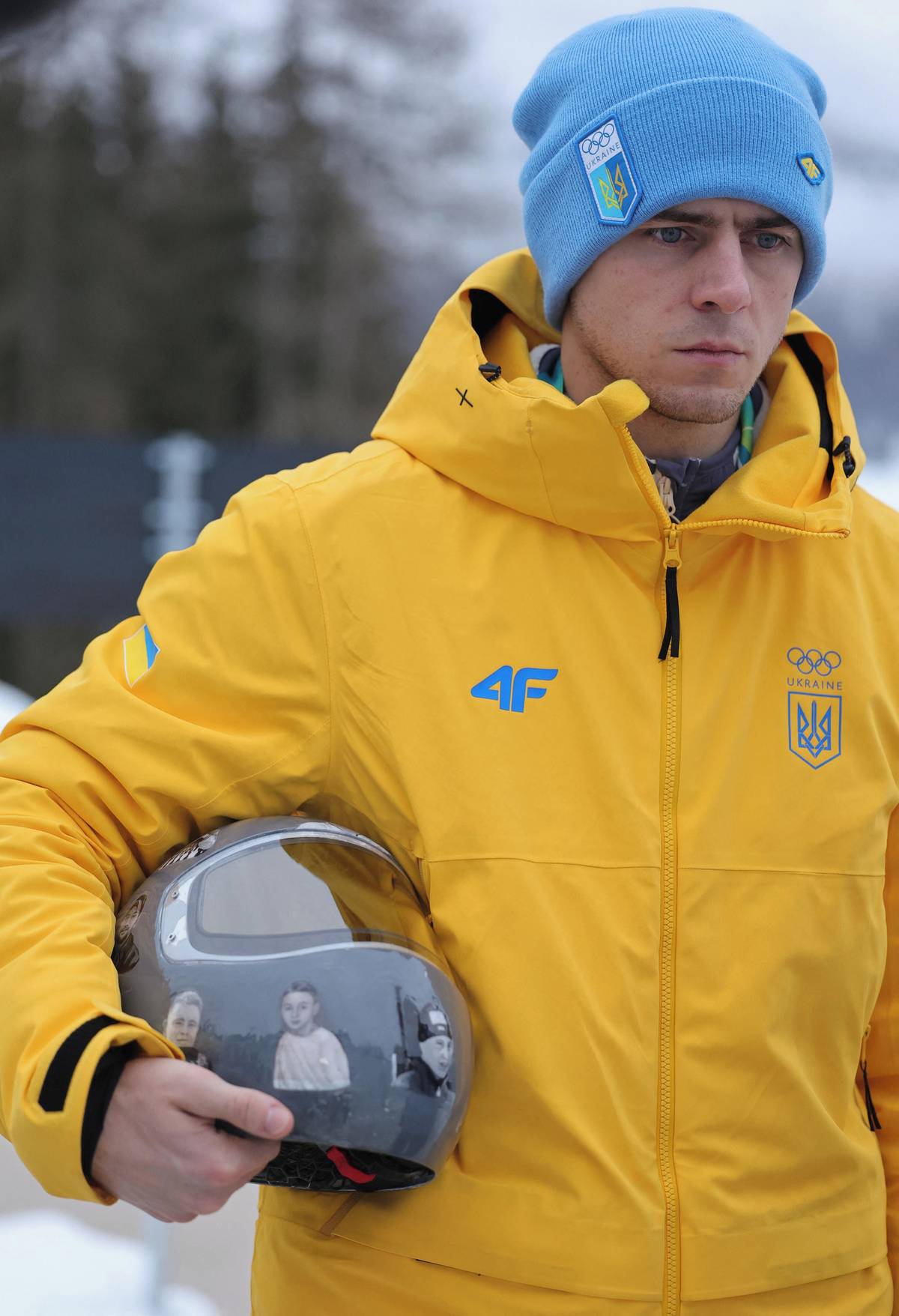 Vladyslav Hereskevyč opustil areál v Cortině i kontroverzní helmou.