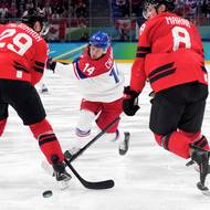 Filip Chlapík (uprostřed) při střele na začátku zápasu.